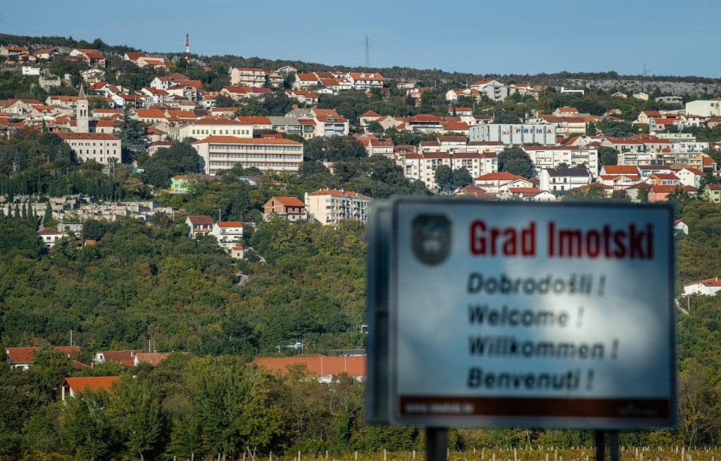 Ilustracija članka: Drama kod Imotskog: Pijan ludovao u neregistriranom autu, pa bježao policiji i onda ih napao!