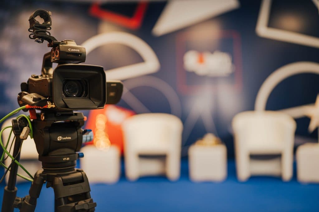 Ilustracija članka: Filozofski fakultet SUM-a pokreće nove online diplomske studije Novinarstva i Odnosa s javnošću