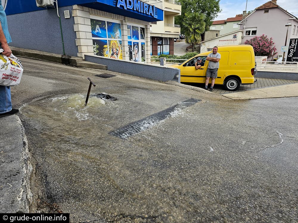 Ilustracija članka: VIDEO: U Grudama pukla vodovodna cijev, cesta je pod vodom
