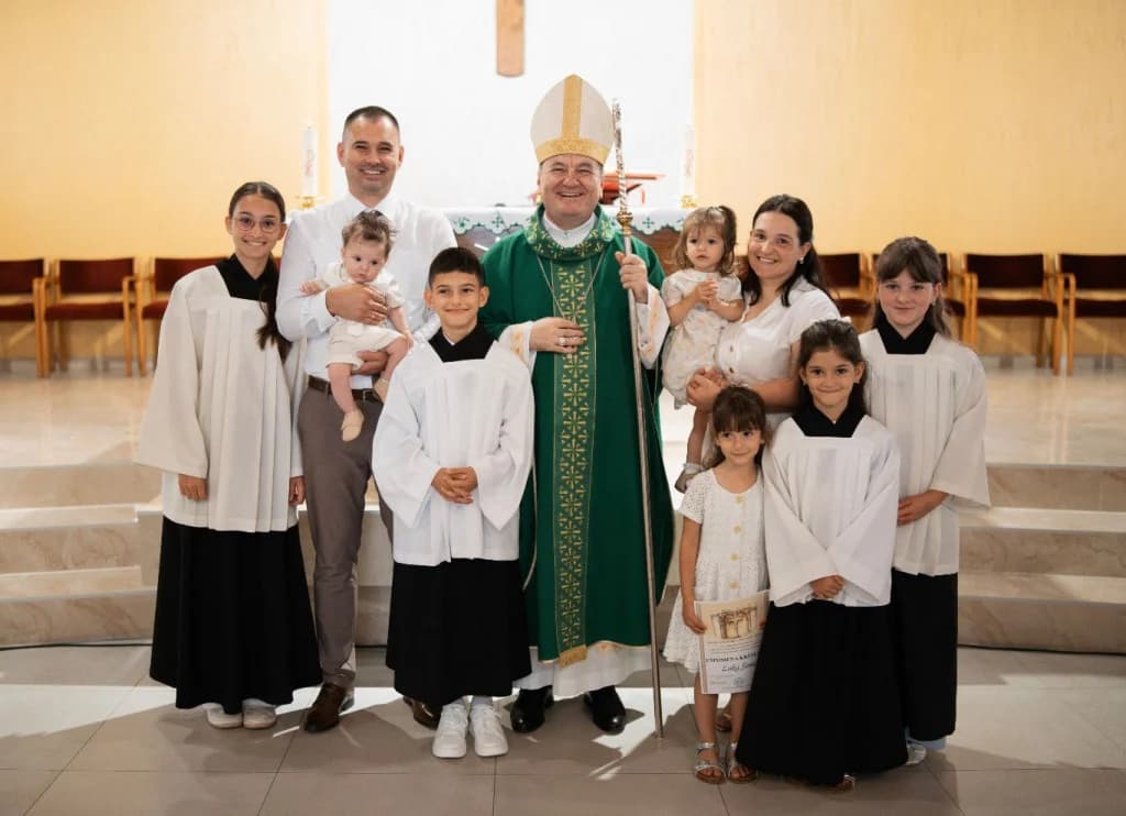 Ilustracija članka: FOTO: Biskup Palić krstio sedmo dijete u obitelji Šimić, braća i sestre ministrirali na krštenju
