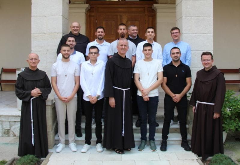 Ilustracija članka: Redovničko oblačenje u Mostaru za 8 novaka