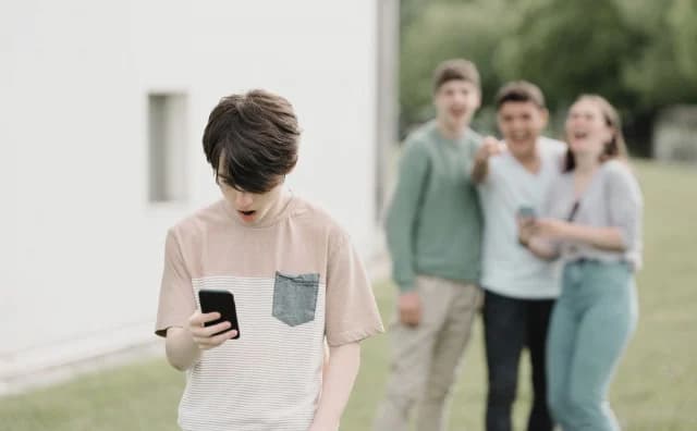 Ilustracija članka: Novi zastrašujući trend među učenicima: Javno prozivaju i ismijavaju vršnjake na Instagramu