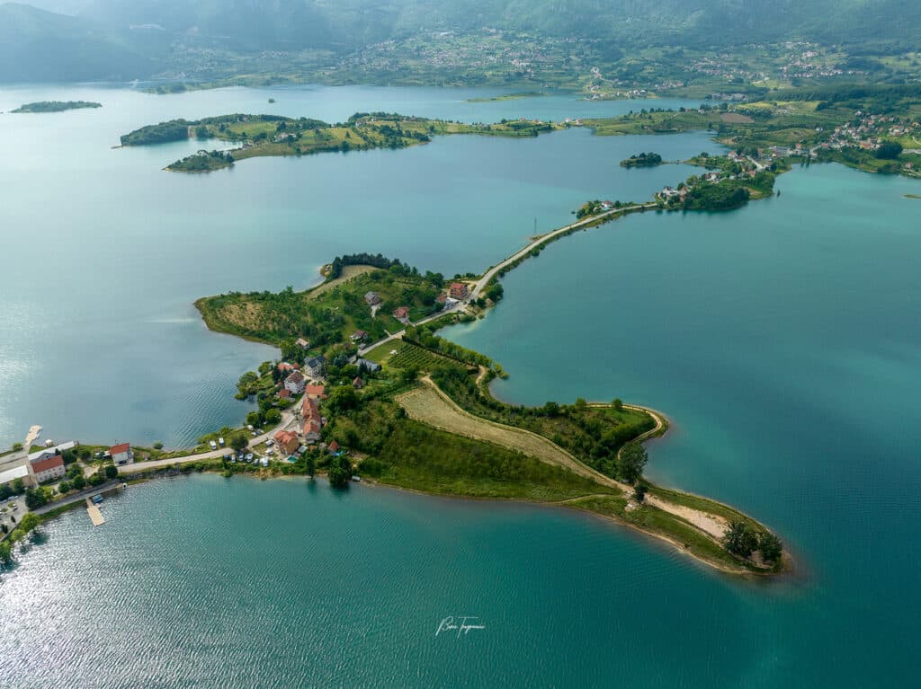 Ilustracija članka: Tragedija na Ramskom jezeru: Utopili se mladić i djevojka!