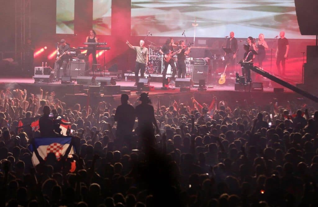 Ilustracija članka: Thompson u Dugopolju pred 35 tisuća ljudi, posvetio pjesmu bolesnom sinu