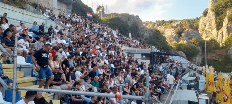 Ilustracija članka: VIDEO: Imotski je u blokadi, u grad se ulazi satima. Na trgu i dalje ludnica