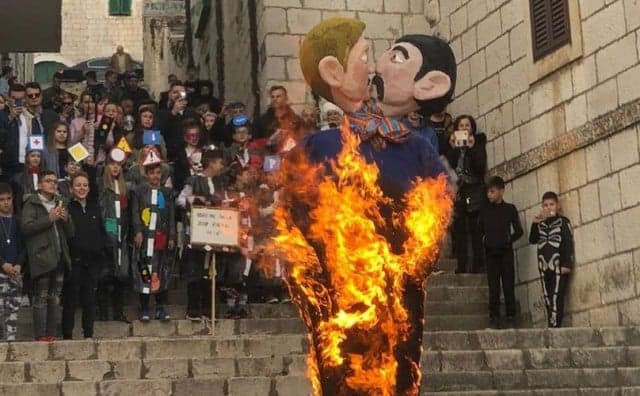 Ilustracija članka: Organizator nepravomoćno oslobođen optužbi zbog spaljivanja lutke koja prikazuje gej par na karnevalu u Imotskom