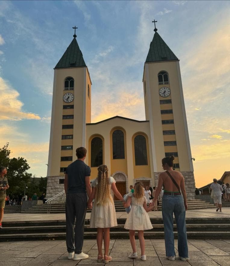 Ilustracija članka: Ivan Rakitić s obitelji posjetio Međugorje