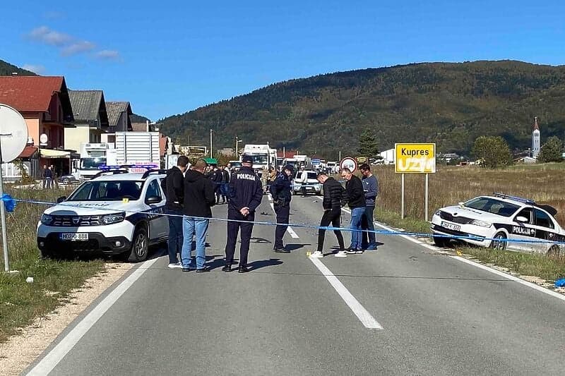 Ilustracija članka: Bježao iz Posušja: Kombijem probio policijsku blokadu, uništio nekoliko vozila pa sletio u dvorište crkve