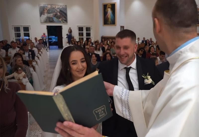 Ilustracija članka: Video s vjenčanja u Hercegovini: Mladenci pred oltarom, a nećakinja viče: Nemoj tetka, molim te!