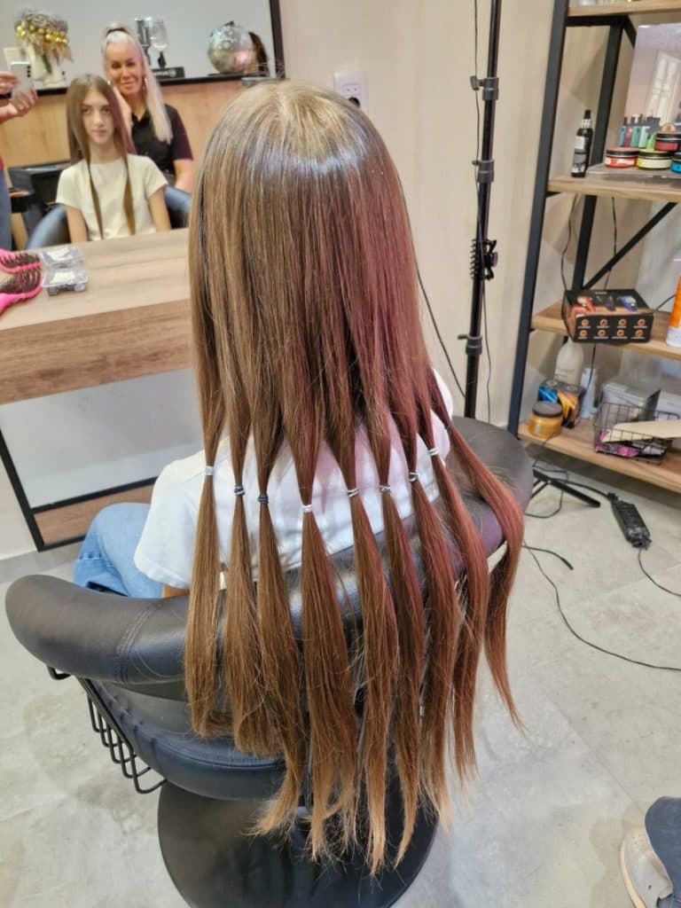 Ilustracija članka: Posušje: U frizerskom salonu “Gaga” ispunjena Anitina želja, i time iskazana podrška oboljelima od zloćudnih bolesti