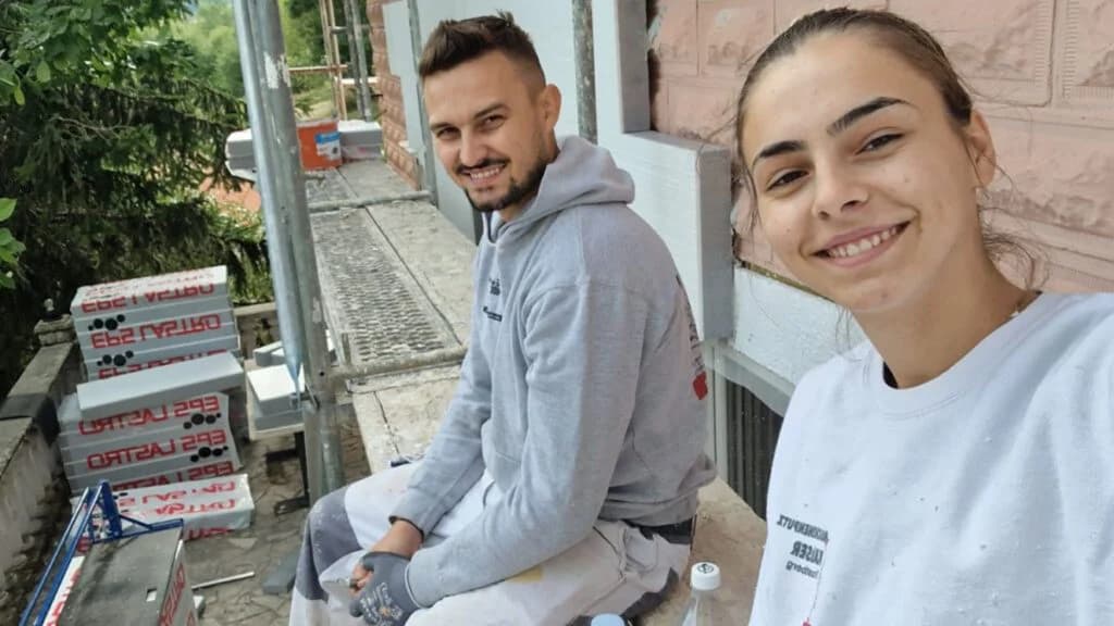 Ilustracija članka: Sportašica, po zanimanju medicinska sestra, postavlja fasade u Hercegovini