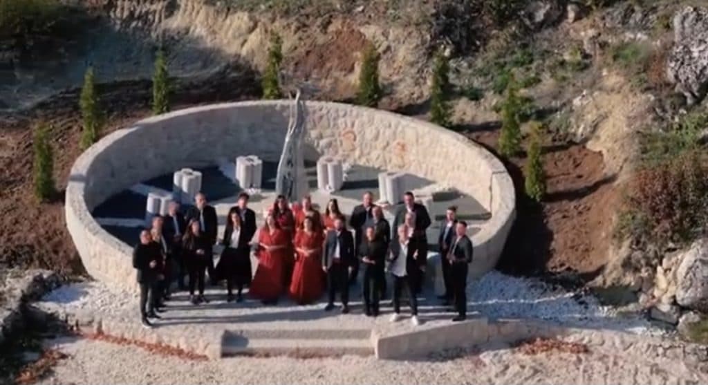 Ilustracija članka: Pogledajte videospot pjesme “Osam bijelih ruža”