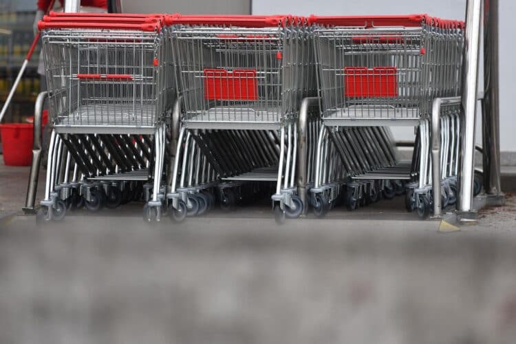 Ilustracija članka: Val poskupljenja u BiH: rast cijena goriva pokrenuo lančanu reakciju, građani sve teže podnose teret