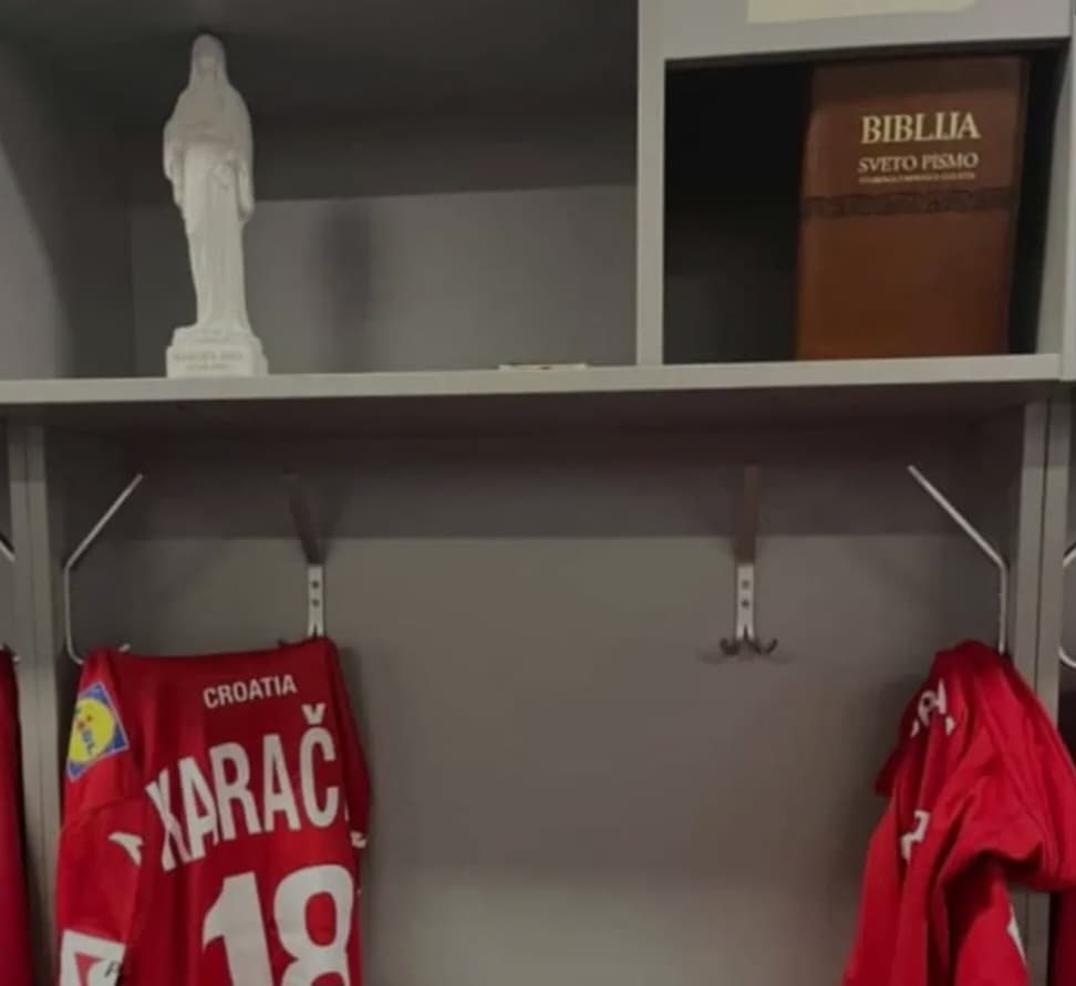 Ilustracija članka: Osvanula fotka iz svlačionice: Biblija i Gospa iznad dresa Karačića
