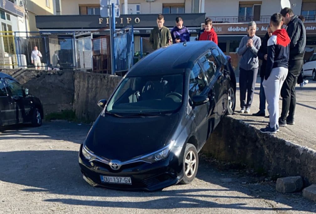 Ilustracija članka: Nesvakidašnja nesreća u Grudama: Automobil završio u školskom dvorištu