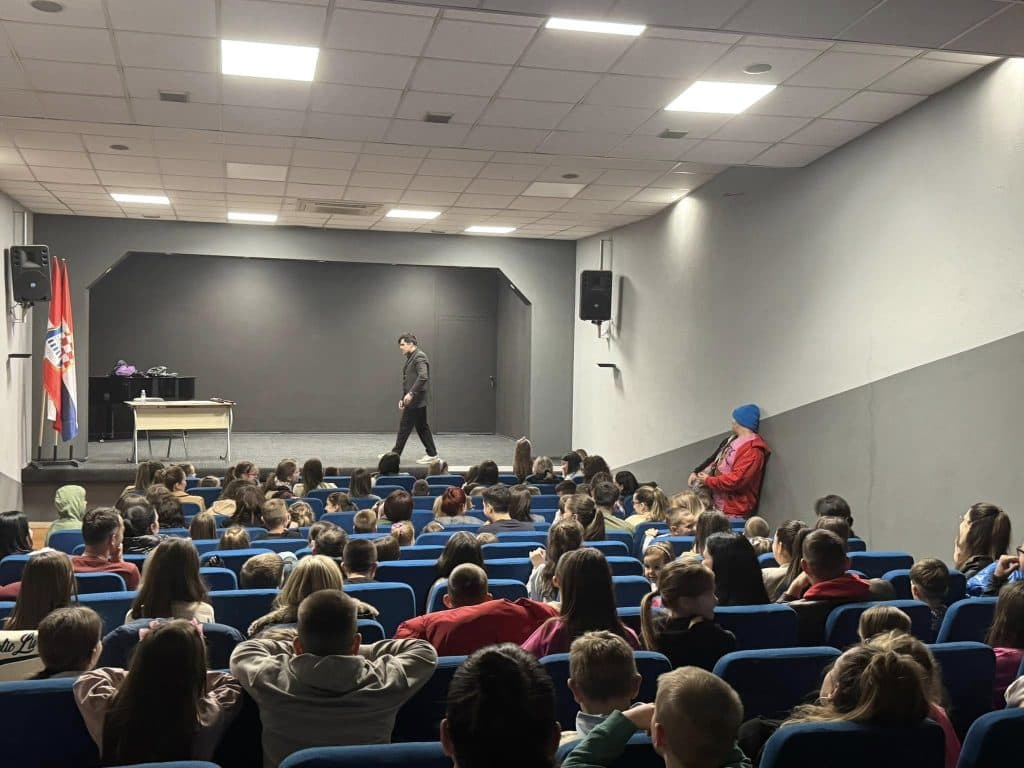 Ilustracija članka: U Grudama održana poučna komedija za djecu – “Abeceda književnosti”