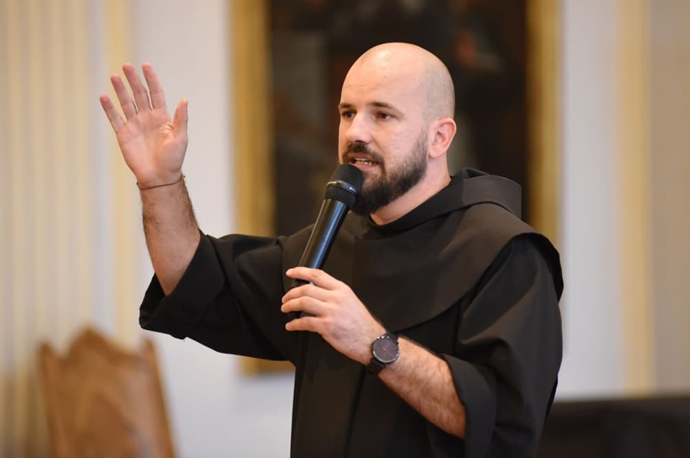 Ilustracija članka: Poslušajte novu pjesmu fra Marina Karačića