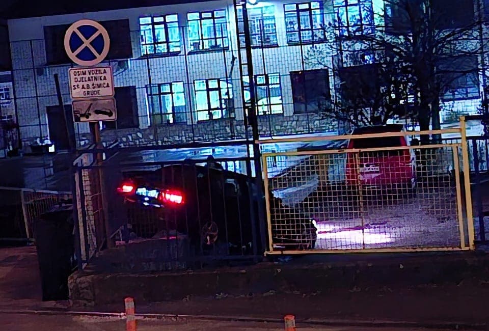 Ilustracija članka: Grude: Automobil ponovno sletio u dvorište srednje škole