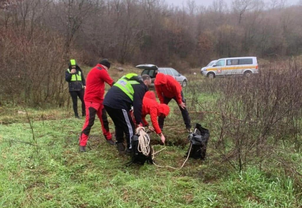 Ilustracija članka: GSS Grude spasio psa iz jame
