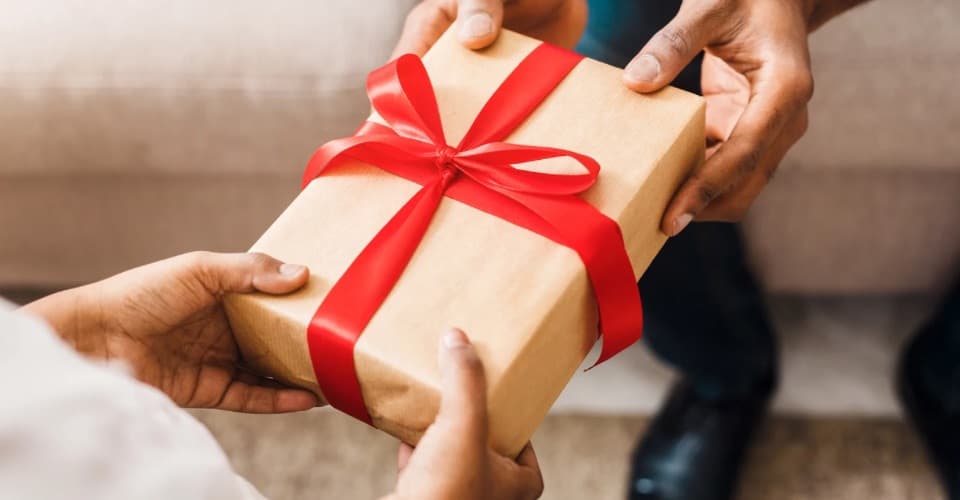 Ilustracija članka: Najbolji pokloni za prvu pričest i krizmu – 9 ideja koje će oduševiti klince i tinejdžere!