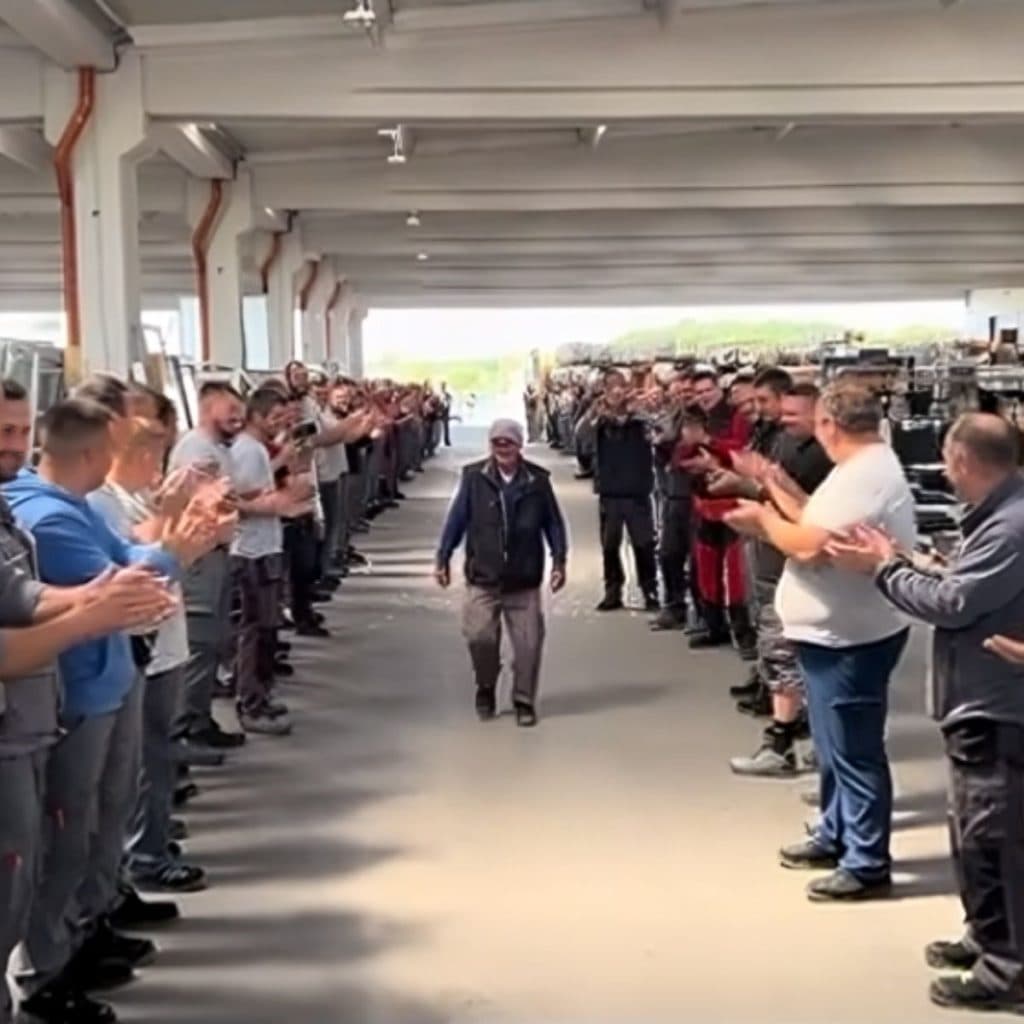 Ilustracija članka: Dirljiv video iz Brčkog: Kolege ispratili radnika Asima u mirovinu na poseban način