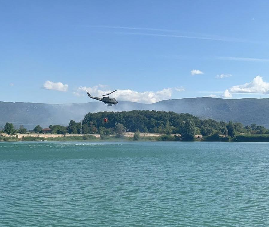 Ilustracija članka: I dalje gori kod Gruda. U gašenju od jutros pomaže helikopter OS BiH