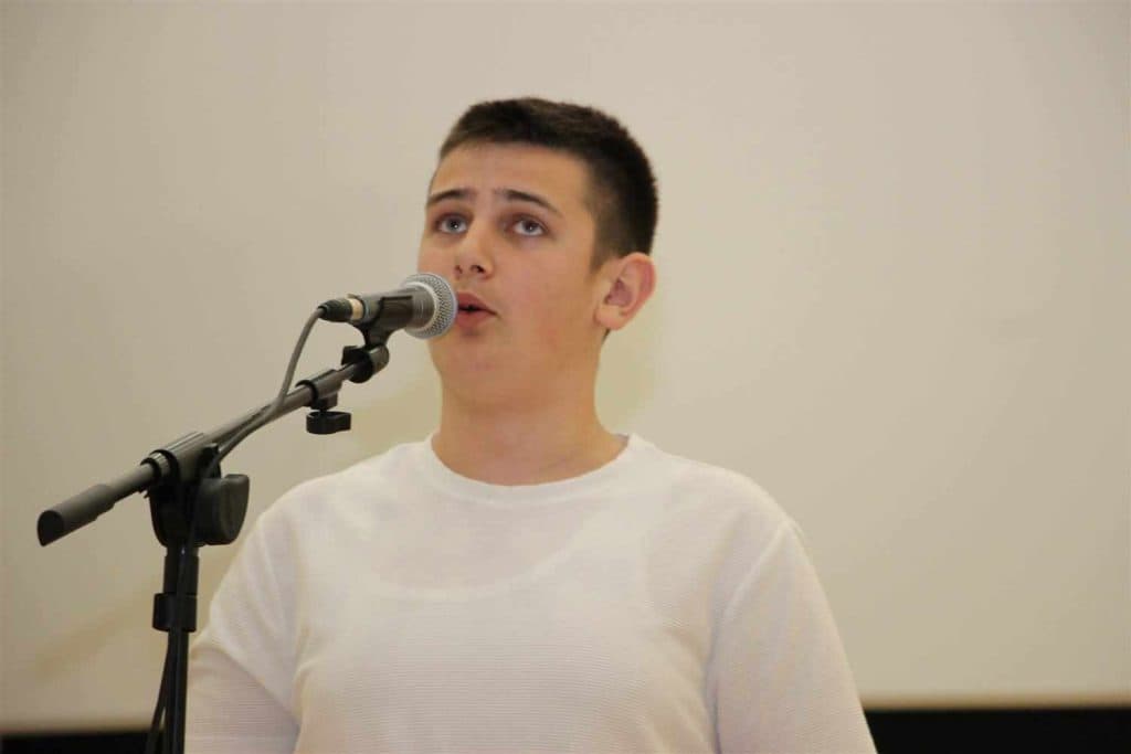 Ilustracija članka: Marko Budimir – posuško čudo od djeteta oduševio na školskoj priredbi (VIDEO)