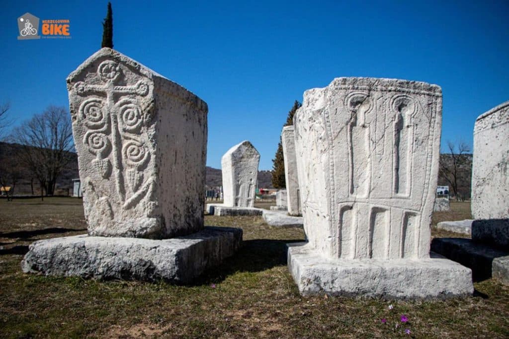 Ilustracija članka: Biciklijada “Rutom stećaka” – biciklom kroz kulturnu baštinu Zapadne Hercegovine sve do Blidinja