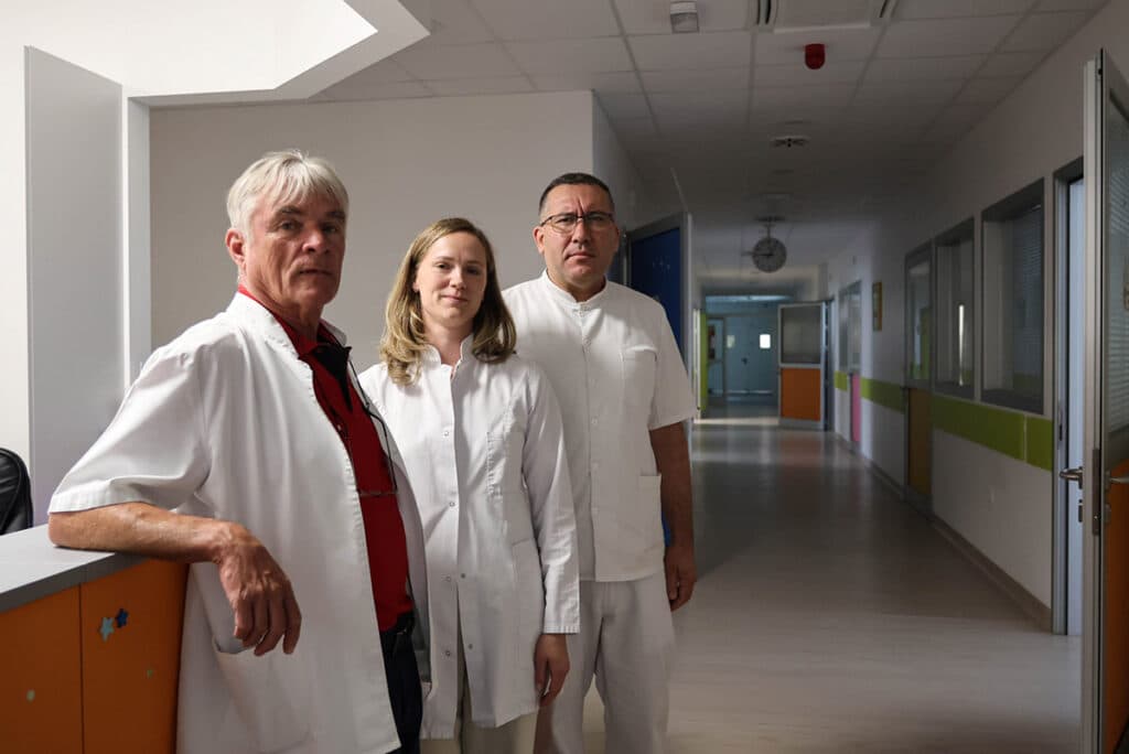 Ilustracija članka: Kad znanje i hrabrost spase dječji život: Povijesna operacija u SKB Mostar