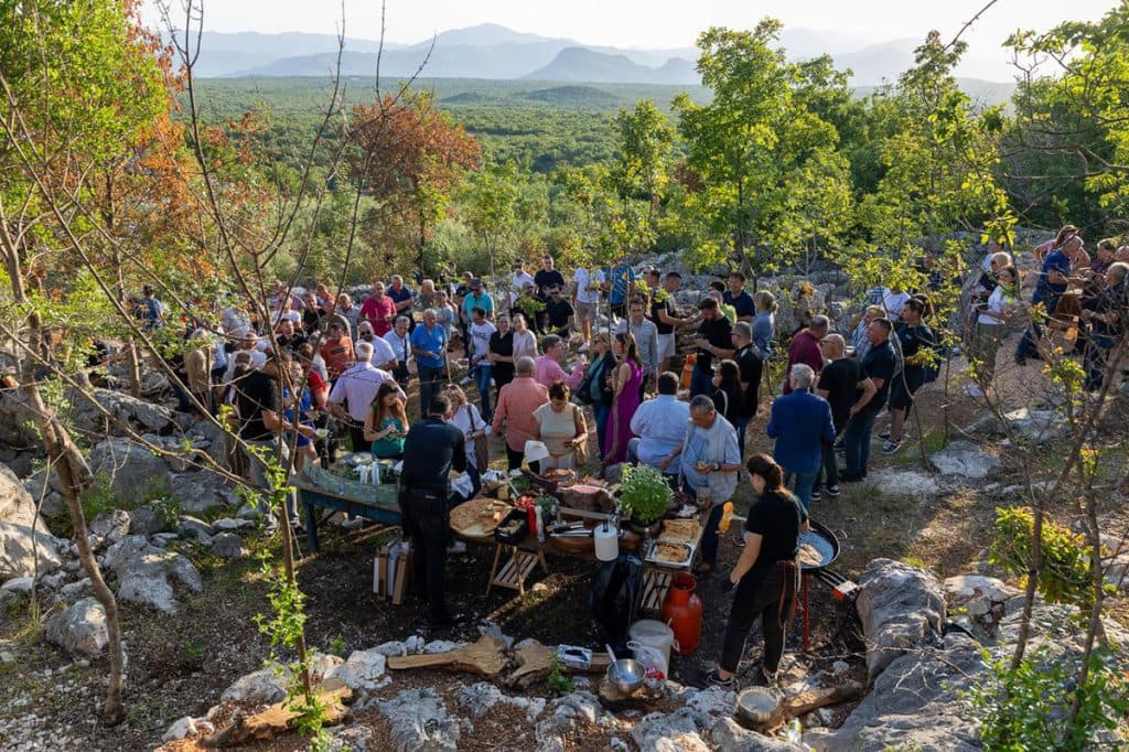 Ilustracija članka: Drago Čolak oduševio svjetske novinare: Više od 20 godina kroz krš probija put do svojih maslinika