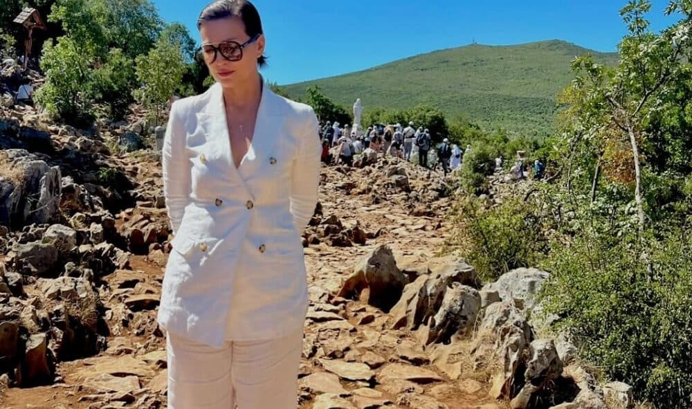 Ilustracija članka: Nina Badrić pozirala bosa u Međugorju, posjetila i Grude