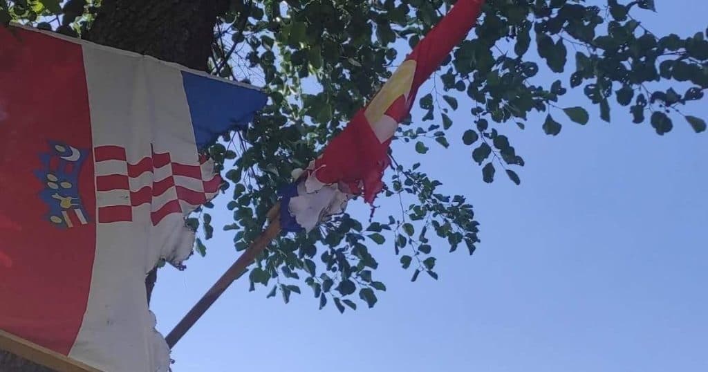 Ilustracija članka: Kod Žepča spaljene zastave Republike Hrvatske i Herceg Bosne