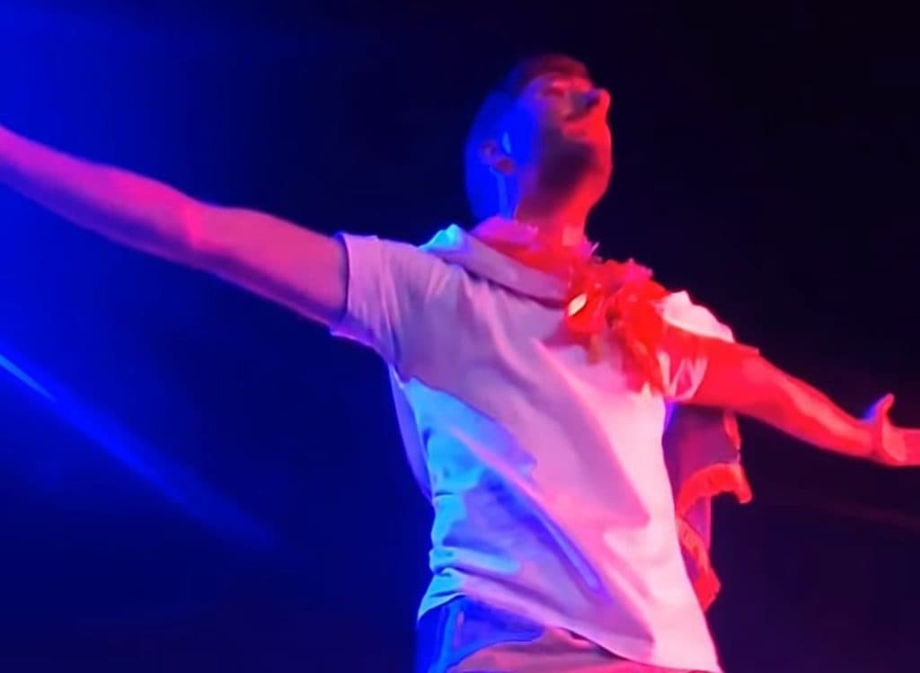 Ilustracija članka: Josip Rašić otpjevao “Moj dida i ja” na nogama, bez infuzije, ali s istom strašću