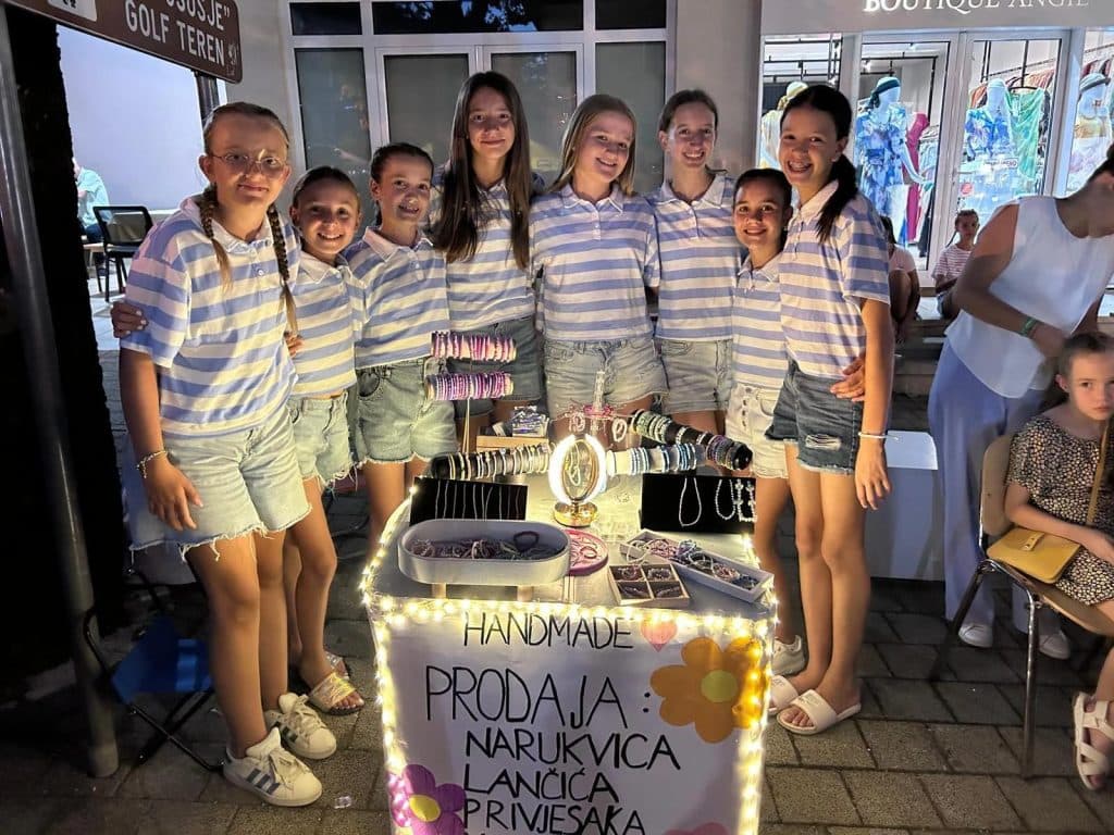 Ilustracija članka: Djevojčice iz Posušja čitavo ljeto prodavale narukvice pa se nagradile odlaskom na more