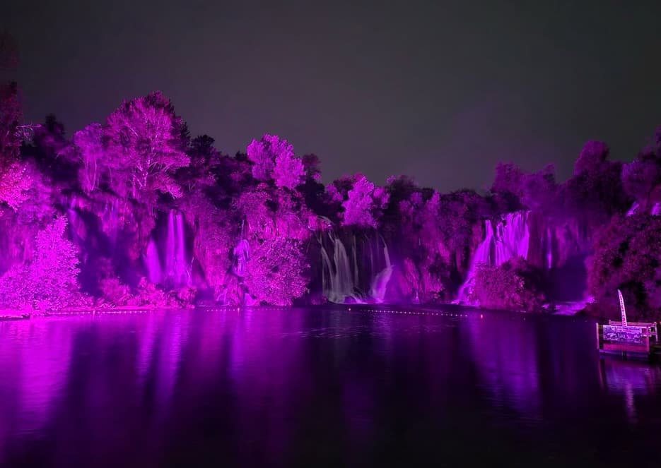 Ilustracija članka: Vodopad Kravica zasvijetlio u ružičastom: “Niste same”