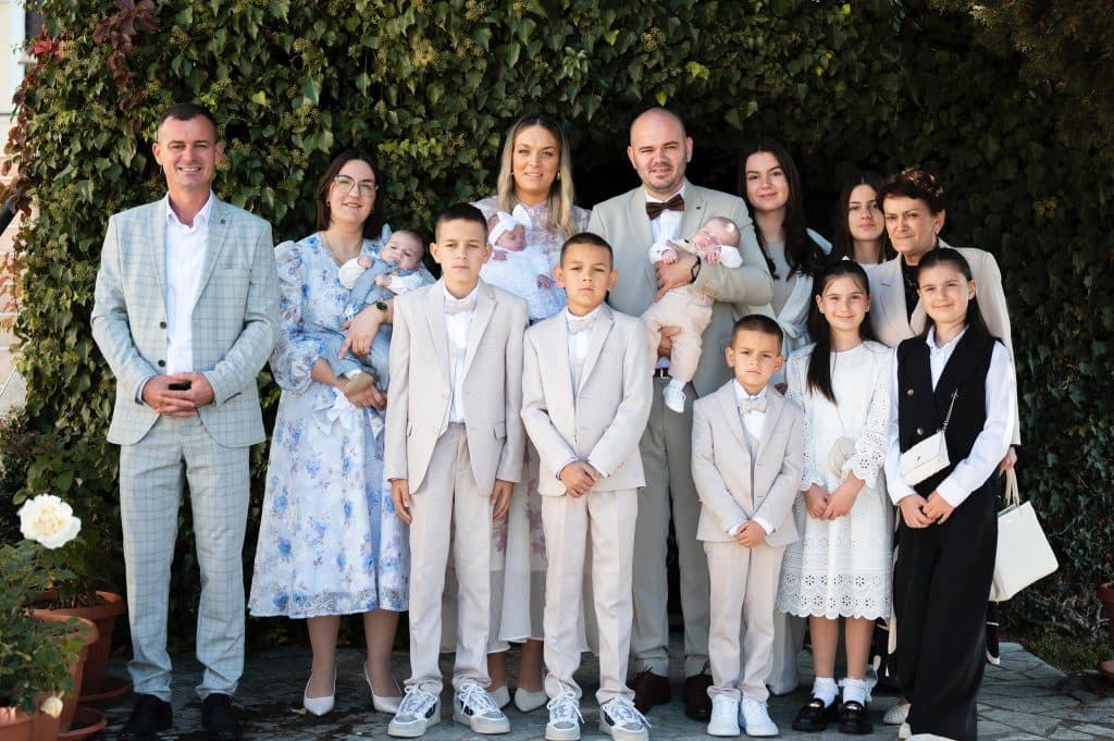 Ilustracija članka: Obiteljski dan radosti u Ledincu: Pod istom misom dva brata krstila troje djece