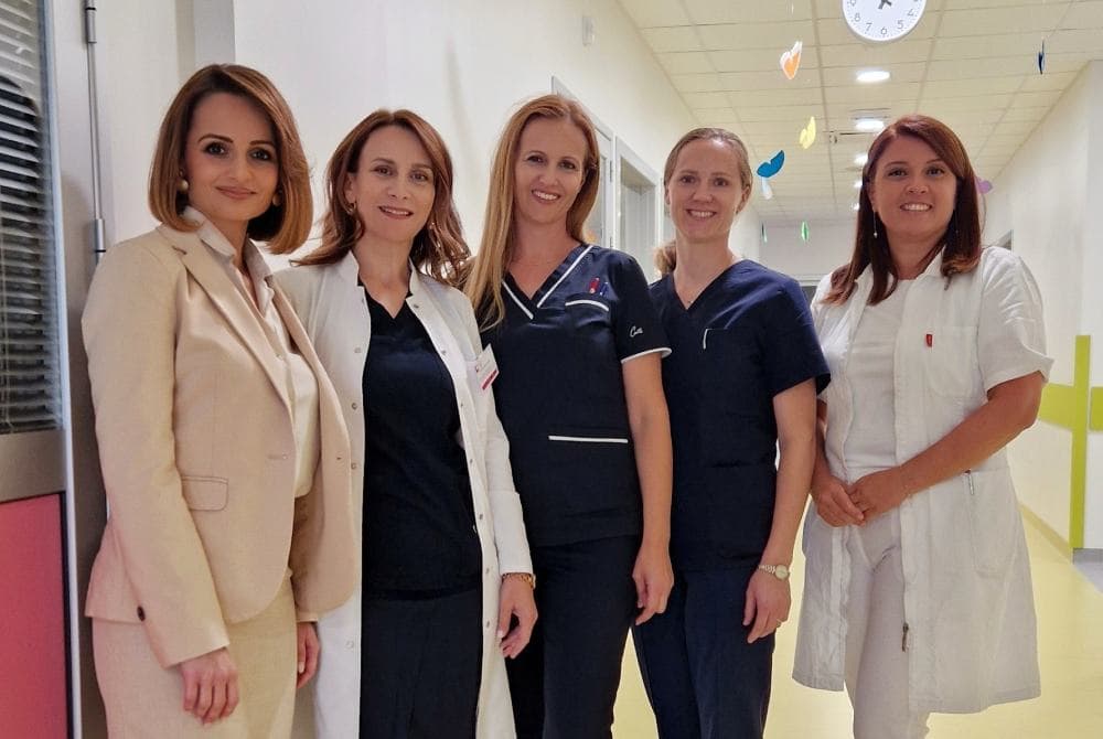 Ilustracija članka: Nova knjižnica za male pacijente u SKB Mostar: Akcija “Otvori knjigu, zatvori ekran”