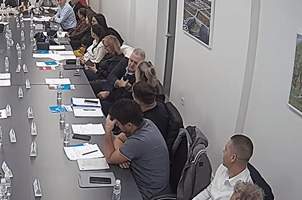 Ilustracija članka: VIDEO | Napadnuta vijećnica tijekom sjednice Općinskog vijeća u Grudama