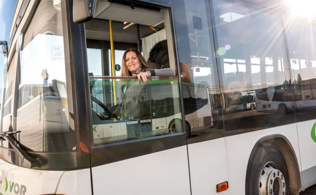 Ilustracija članka: Od manekenke do vozačice autobusa: Marijana iz BiH u Austriji vozi autobus težak 15 tona