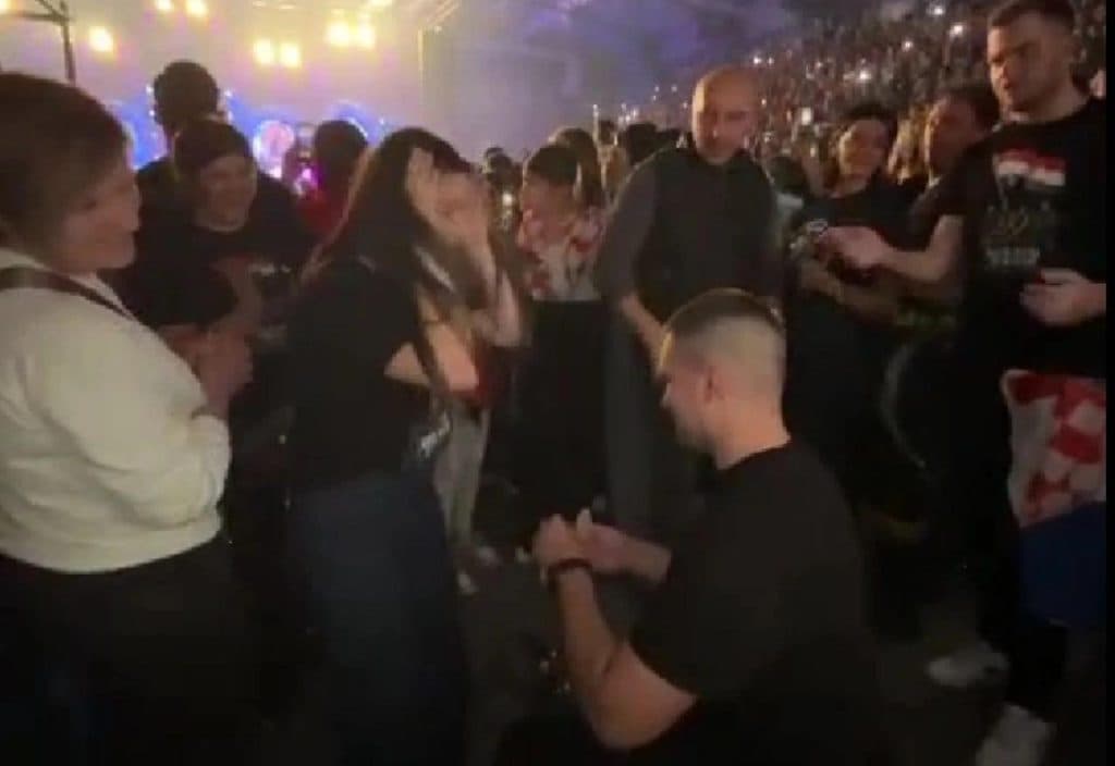 Ilustracija članka: VIDEO | Uz ljubavnu pjesmu pala i druga prosidba na Thompsonovom koncertu