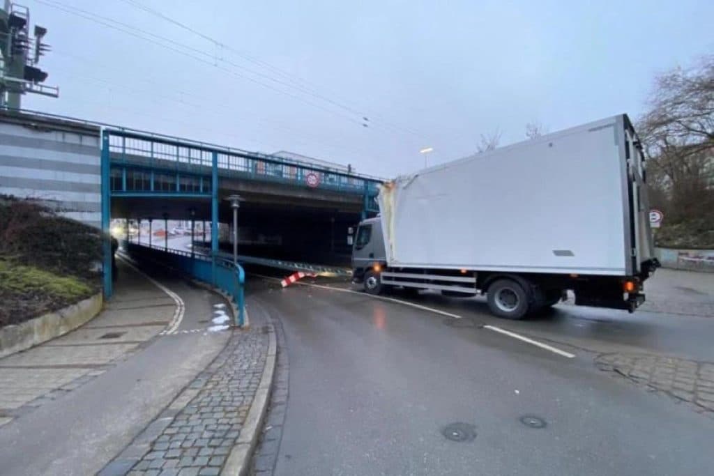 Ilustracija članka: Vozač iz BiH napravio kaos u Njemačkoj: Zapeo ispod podvožnjaka, iščupao nosač, stali vlakovi