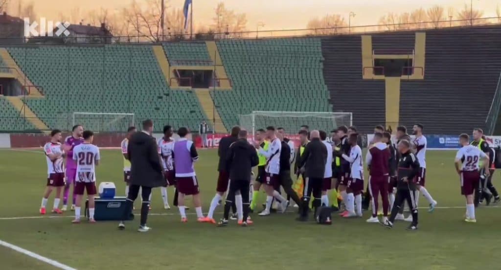 Ilustracija članka: Kaos na Koševu: Igrači i rukovodstvo Sarajeva okružili Bandića, izašao je pod pratnjom policije