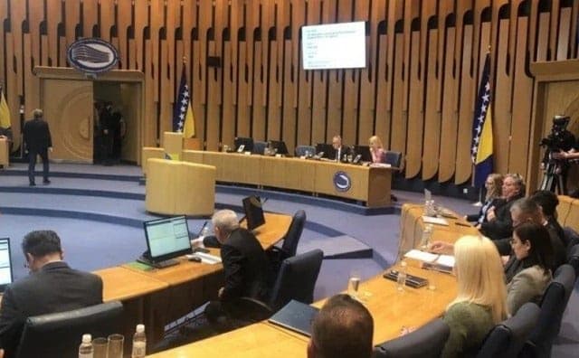 Ilustracija članka: Ništa od ukidanja akciza na gorivo: Izaslanici SNSD-a i HDZ-a nisu se pojavili na sjednici