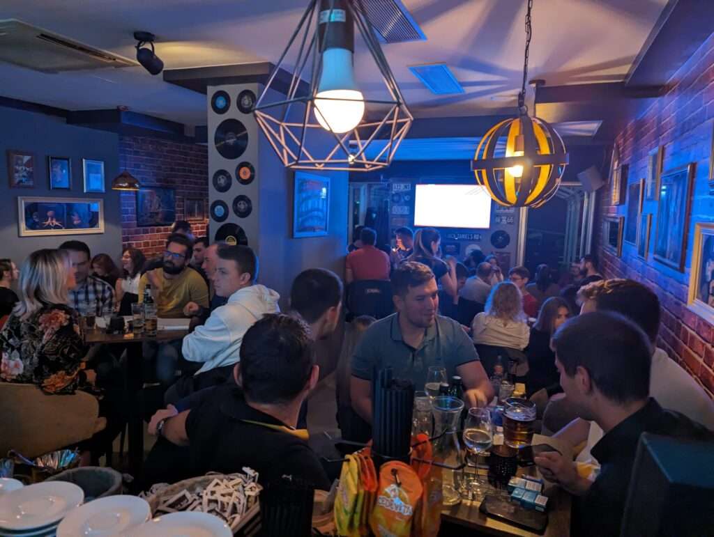 Ilustracija članka: Kvizovi hit u Hercegovini: kafići puni, ekipe dolaze i iz drugih gradova