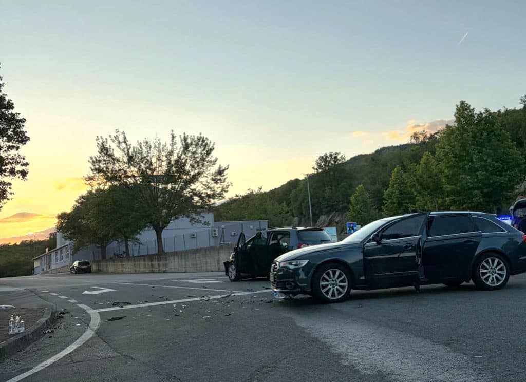 Ilustracija članka: Sudar dvaju vozila kod Hotela Otok: Policija na terenu, nastala veća materijalna šteta