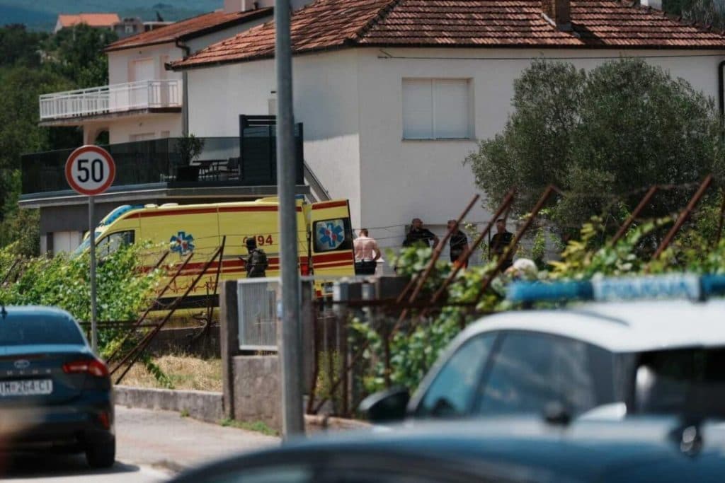Ilustracija članka: Drama kod Imotskog: Razbijao auta, napao policiju, zaključao se u kuću