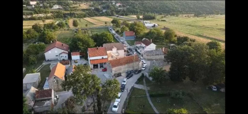 Ilustracija članka: Gužve na granici blokirale zaseok u Vinjanima: Mještani traže zatvaranje ceste za tranzitni promet