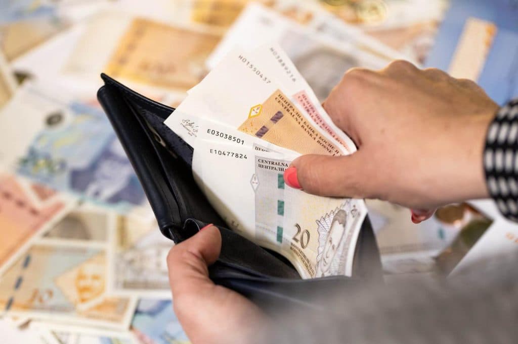 Ilustracija članka: Poslodavci u FBiH i dalje mogu isplaćivati do 300 KM pomoći radnicima bez doprinosa