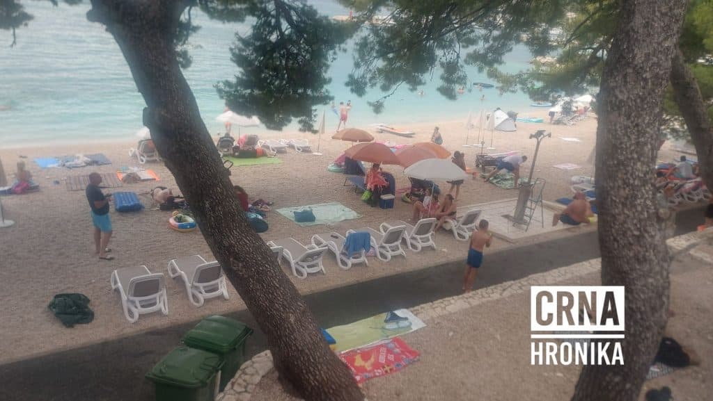 Ilustracija članka: Skandal u Baškoj Vodi: Iznajmljivač ležaljki napao ženu pred maloljetnom djecom zbog komada hlada?