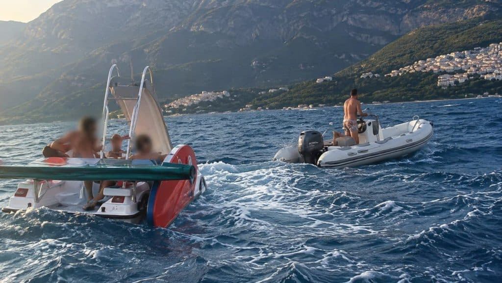 Ilustracija članka: Drama na moru u Makarskoj: Bura djecu na daskama nosila prema pučini, roditelji krenuli pedalinama pa je i njih trebalo spašavati